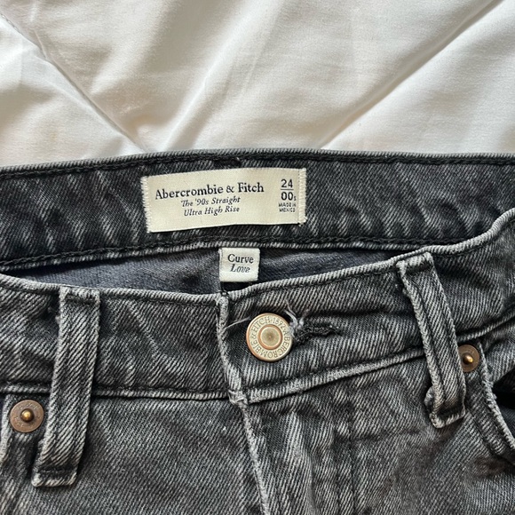 2 pairs of Abercrombie 90s ultra high rise jeans - Picture 3 of 3